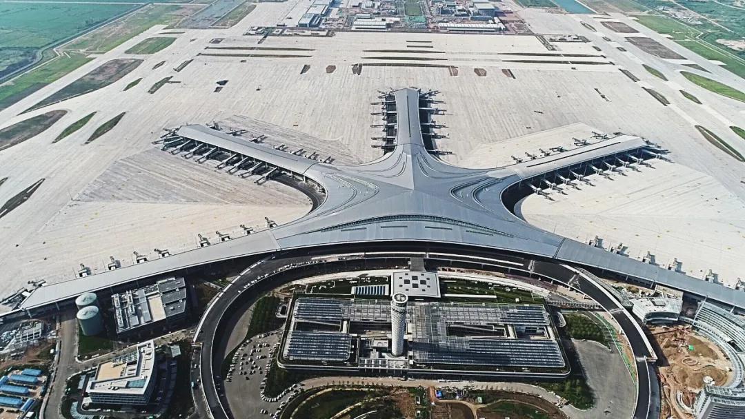匠造一流東北亞國際樞紐機(jī)場！中裝建設(shè)“筑”力青島膠東國際機(jī)場成功試飛